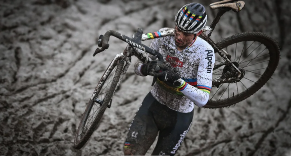 Đau lưng, Mathieu van der Poel tranh thủ phẫu thuật đầu gối ảnh 1