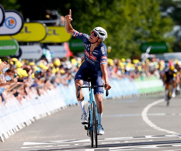 Đau lưng, Mathieu van der Poel tranh thủ phẫu thuật đầu gối ảnh 2