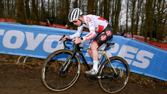 Eli Iserbyt đăng quang UCI World Cup xe đạp việt dã 2021-2022 ảnh 1