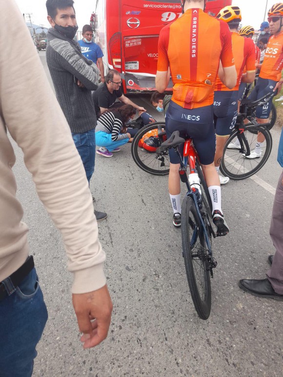Áo vàng Tour de France 2019 Egan Bernal gặp nạn nghiêm trọng khi tông xe buýt ảnh 1