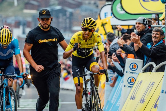 Áo vàng Tour de France 2019 Egan Bernal gặp nạn nghiêm trọng khi tông xe buýt ảnh 2