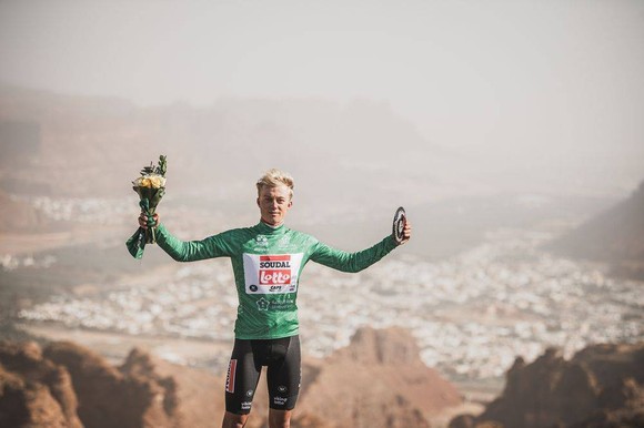 Maxim Van Gils thắng chặng 4 nhảy lên mặc Áo xanh lá cây giải xe đạp Saudi Tour 2022 ảnh 3