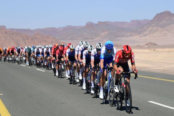 Dylan Groenewegen “may mắn” giành áo đỏ chung cuộc giải xe đạp Saudi Tour 2022 ảnh 1