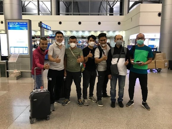 7 cơ thủ chụp hình tại sân bay trước khi lên đường. Ảnh: Trần Quyết Chiến
