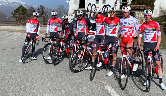 Đội đua của “ông bầu” Alberto Contador được mời dự Giro d’Italia 2022 ảnh 2
