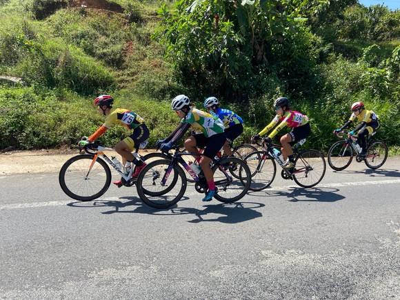Nguyễn Thị Thật tự mừng sinh nhật bằng chiến thắng chặng 3 giải xe đạp nữ Biwase ảnh 1