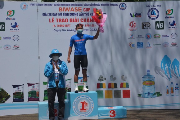 Nguyễn Thị Thật tự mừng sinh nhật bằng chiến thắng chặng 3 giải xe đạp nữ Biwase ảnh 2