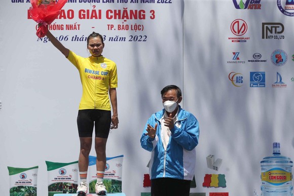 Nguyễn Thị Thật tự mừng sinh nhật bằng chiến thắng chặng 3 giải xe đạp nữ Biwase ảnh 3