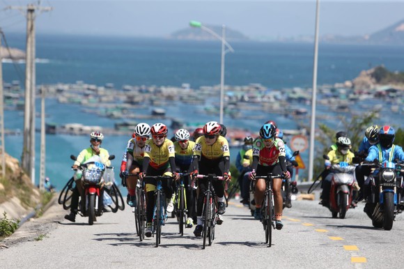 Phạm Hồng Loan mang về chiến thắng đầu tiên cho TPHCM Vinama ở giải xe đạp nữ Biwase ảnh 2