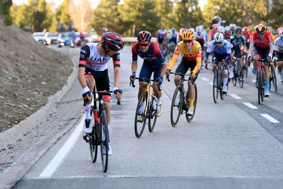 Ben O'Connor solo xé áo trắng-xanh lá cây Volta a Catalunya ảnh 1