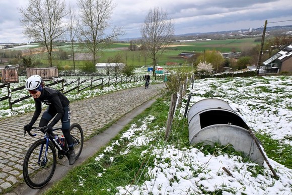 Giải xe đạp nổi tiếng Tour of Flanders đang khổ vì tuyết ảnh 1