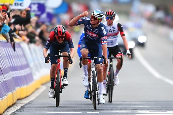 Mathieu van der Poel chiến thắng Tour of Flanders 2022