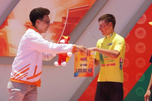 Lường Văn Sinh đem về chiến thắng đầu tiên cho đội đua Hà Nội ảnh 3