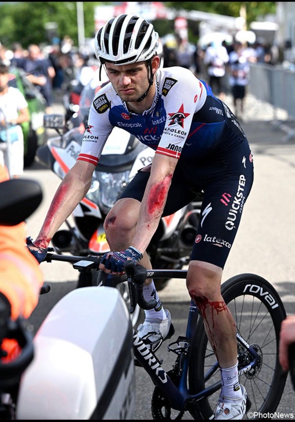 Kasper Asgreen chia tay Tour de Suisse 2022 vì chấn thương nặng ảnh 1