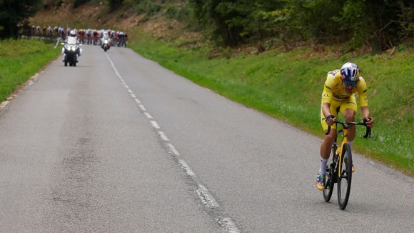 Đương kim áo vàng Tadej Pogacar thể hiện sức mạnh thắng chặng dài nhất Tour de France 2022 ảnh 2