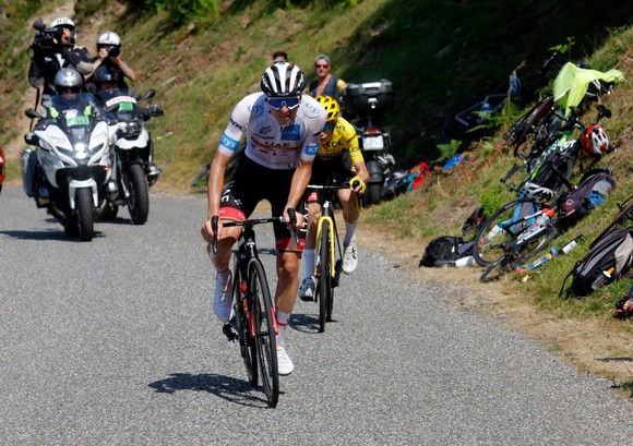 Jonas Vingegaard chạm một tay vào áo vàng chung cuộc Tour de France 2022 ảnh 3