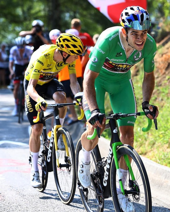Jonas Vingegaard chạm một tay vào áo vàng chung cuộc Tour de France 2022 ảnh 4