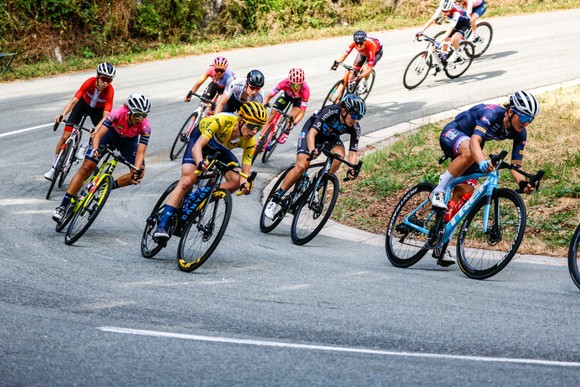 Annemiek Van Vleuten trở thành áo vàng đầu tiên của Tour de France Femmes ảnh 2