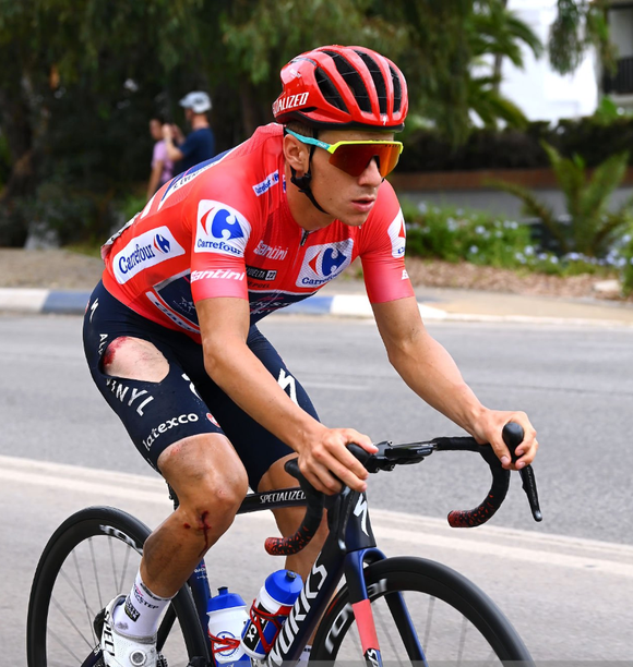 Remco Evenepoel bảo vệ được áo đỏ dù gặp tai nạn ảnh 4
