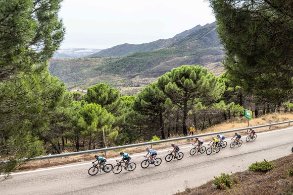 Remco Evenepoel bảo vệ được áo đỏ dù gặp tai nạn ảnh 2