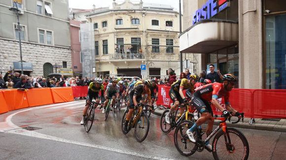 Tay đua Jos van Emden: 'Liên đoàn xe đạp thế giới UCI bỏ mặc an toàn của chúng tôi' ảnh 1