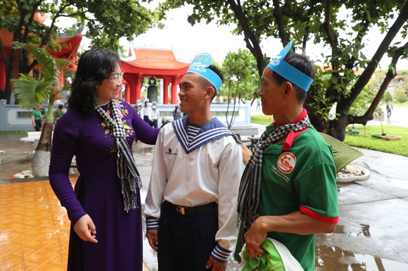 Đoàn công tác số 9 - TPHCM thăm, động viên quân, dân huyện đảo Trường Sa và Nhà giàn DK1 ảnh 13