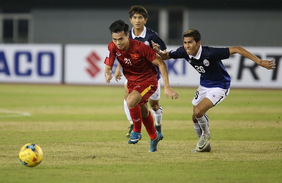 Cuộc so tài giữa hai đội Việt Nam và Campuchia tại AFF Cup 2016. Ảnh: DŨNG PHƯƠNG