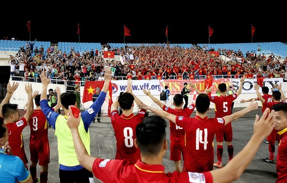 Đội Việt Nam chào cám ơn khán giả hâm mộ sau trận đấu. Ảnh: MINH HOÀNG