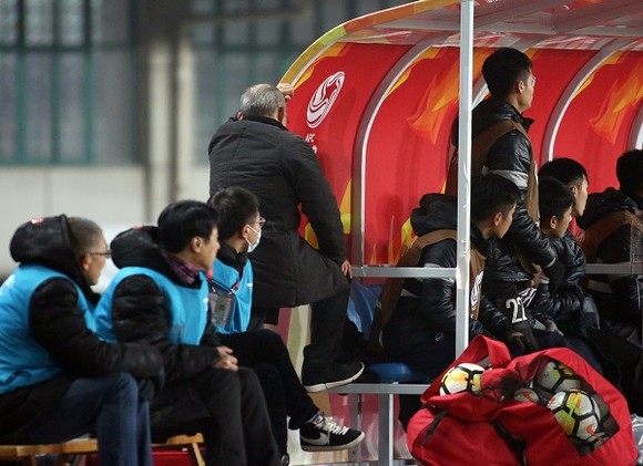 HLV Park Hang-seo hồi hộp không dám nhìn pha đá phạt góc của đội nhà. ảnh: ANH KHOA