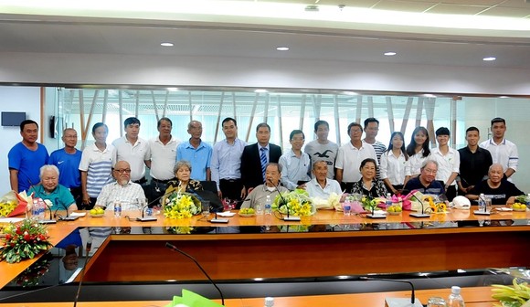 Chương trình thăm hỏi, tặng quà Tết cho các cựu tuyển thủ ảnh 10
