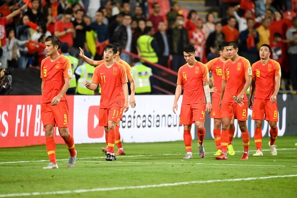 Cầu thủ Trung Quốc thất vọng sau trận thua thảm trước Iran. Ảnh: AFC
