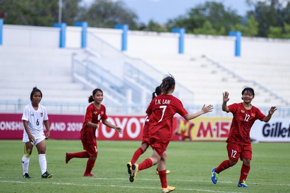 Niềm vui của đội Việt Nam sau khi ghi bàn vào lưới Myanmar. Ảnh: Đoàn Nhật