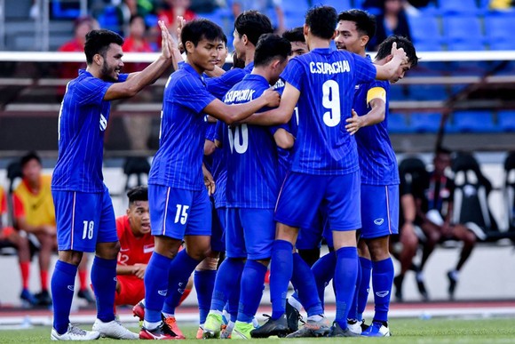 Thái Lan chật vật giành 3 điểm trước Lào