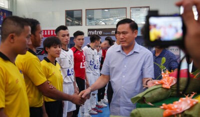 Chủ tịch LĐBĐ TPHCM Trần Anh Tú chào mừng các đội và trọng tài tham dự giải. Ảnh: Thanh Đình
