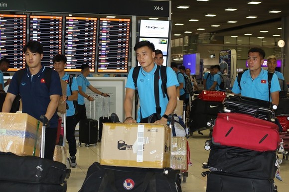 Những hình ảnh đầu tiên của U23 Việt Nam tại Bangkok (Thái Lan) ảnh 7