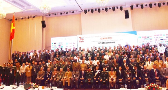 343 đại biểu đến từ 91 nước thành viên và 3 nước quan sát viên chụp hình lưu niệm cùng lãnh đạo Bộ Quốc phòng, Quân khu 7 và TPHCM