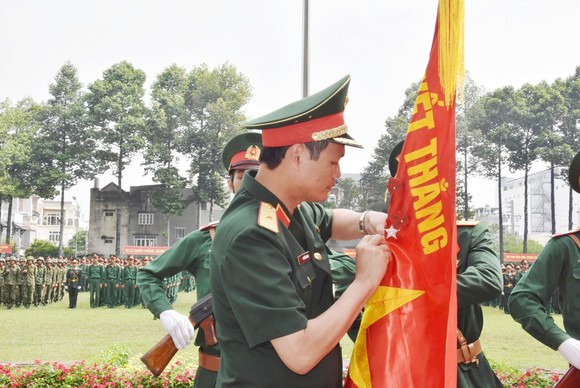 Trung đoàn Gia Định đón nhận Huân chương bảo vệ Tổ quốc Hạng III ảnh 3