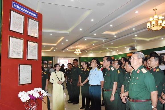 Triển lãm ảnh “Lực lượng vũng trang Quân khu 7 – 50 năm thực hiện Di chúc của Chủ tịch Hồ Chí Minh” ảnh 2