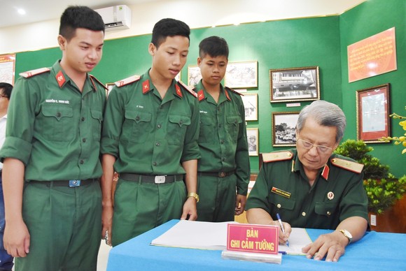 Triển lãm ảnh “Lực lượng vũng trang Quân khu 7 – 50 năm thực hiện Di chúc của Chủ tịch Hồ Chí Minh” ảnh 7