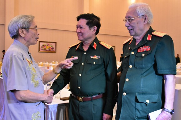 Đại tướng Ngô Xuân Lịch, Ủy viên Bộ Chính trị, Phó Bí thư Quân ủy Trung ương, Bộ trưởng Bộ Quốc phòng  thăm hỏi các cựu tướng lĩnh Quân đội 