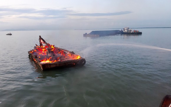 Tàu kéo bốc cháy trên sông Lòng Tàu, 4 người được cứu sống ảnh 2