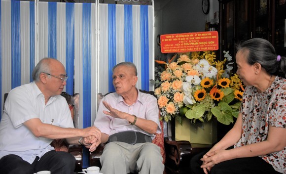 Lãnh đạo thành phố thăm, chúc mừng các nhà giáo tiêu biểu ảnh 2
