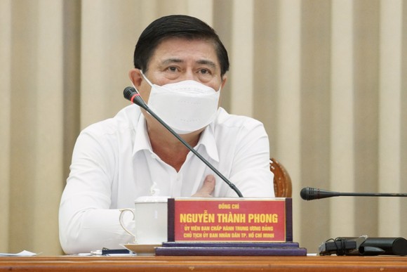 Chủ tịch UBND TPHCM Nguyễn Thành Phong phát biểu tại buổi họp trực tuyến. Ảnh: HOÀNG HÙNG