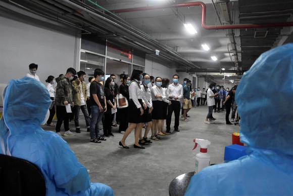 Quận 12 xét nghiệm gần 3.800 người liên quan chuỗi lây nhiễm Covid-19 ảnh 1