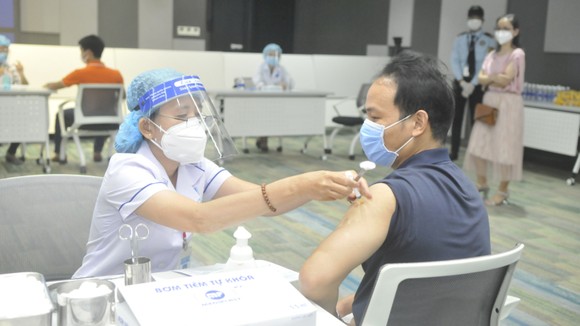 TPHCM khởi động chiến dịch tiêm chủng vaccine Covid-19 lớn nhất ảnh 5