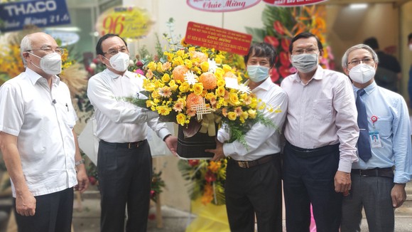Bí thư Thành ủy TPHCM Nguyễn Văn Nên tặng hoa chúc mừng Hội Nhà báo TPHCM. Ảnh: DŨNG PHƯƠNG