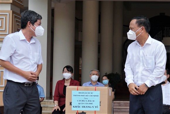Bệnh viện quận Tân Phú được trao tặng 2 xe cứu thương hiện đại ảnh 6