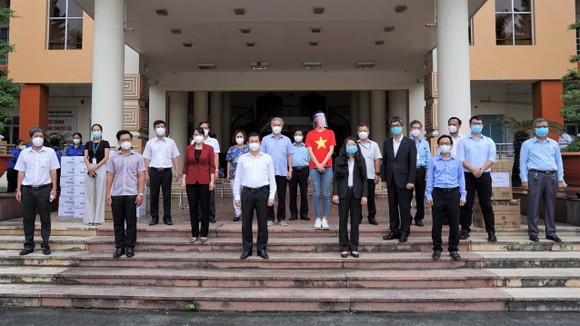 Bệnh viện quận Tân Phú được trao tặng 2 xe cứu thương hiện đại ảnh 7
