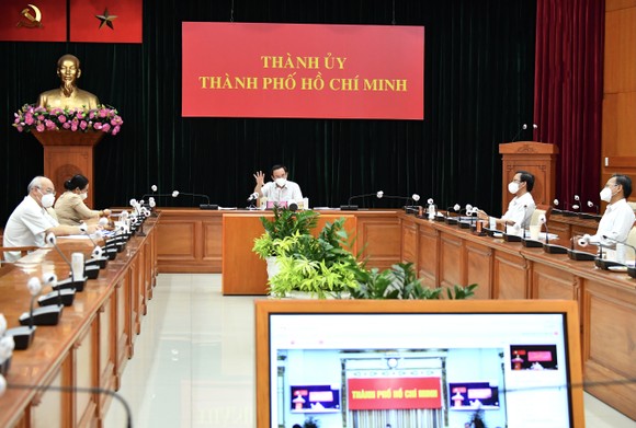 Chủ tịch UBND TPHCM Nguyễn Thành Phong: Đặt sức khỏe, tính mạng của người dân lên trên hết ảnh 1