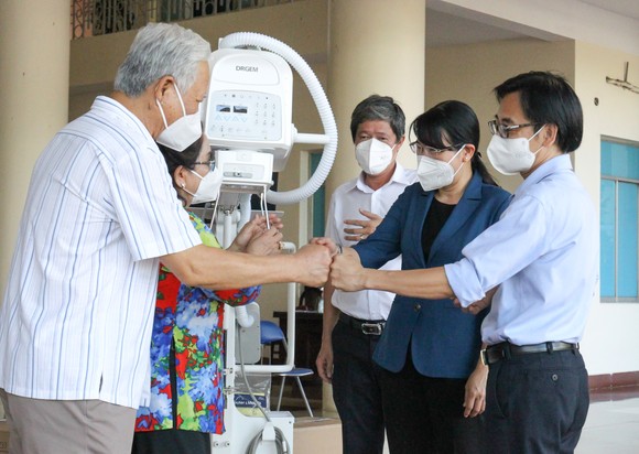 Tặng máy chụp X-quang kỹ thuật số di động hiện đại cho Bệnh viện quận Tân Phú ảnh 2